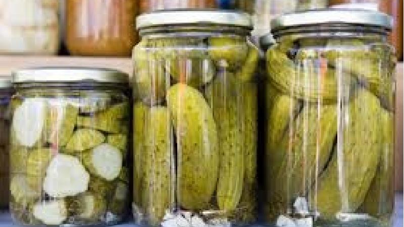 خیار شور خانگی ترد و خوشمزه چه طور درست می شود