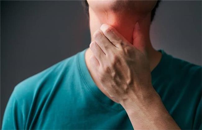 برای گلو درد چی خوب است؛ درمان خانگی و طب سنتی