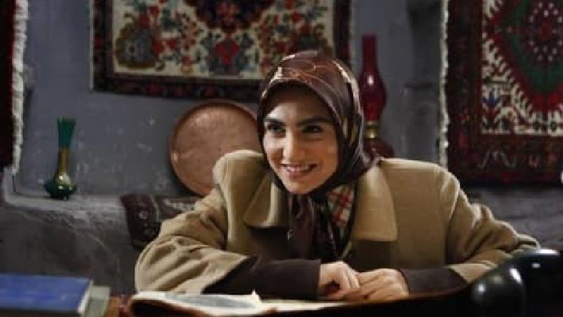 آشنایی با سنا پورسعیدی بازیگر نقش سارا در سریال جلال