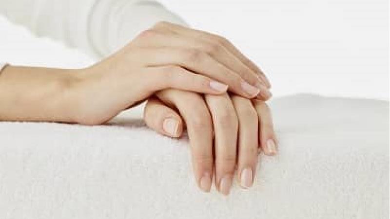 سفیدی، زردی و فرورفتگی ناخن نشانه چیست