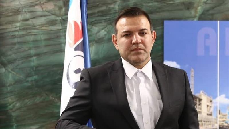 آقای عزیزی‌ خادم این گوی و این میدان