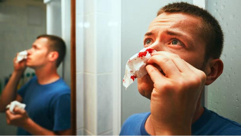 آیا خونریزی بینی خطرناک است؛ دلایل و راه درمان