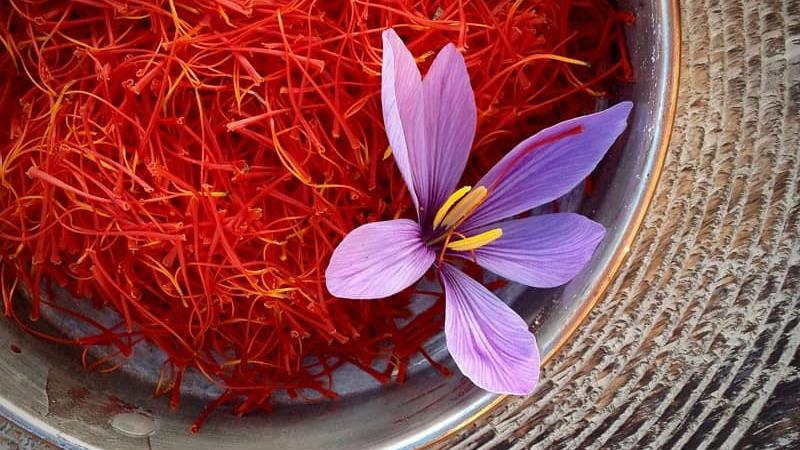 چکار کنیم زعفران خوش رنگ بشود؛ ترفندهای آشپزی