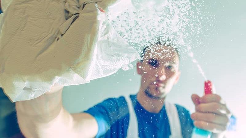 شیشه ها را چطور تمیز و پاک کنیم که لک نشوند