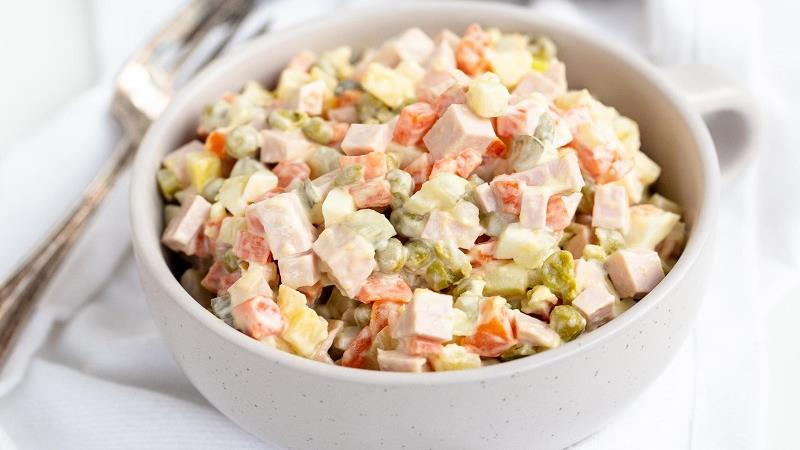 چکار کنیم سالاد الویه خوشمزه تر از همیشه شود