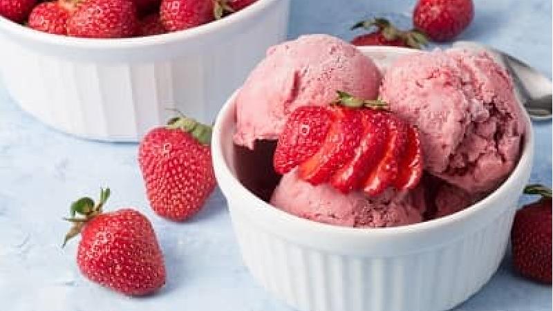 طرز تهیه کامل بستنی توت فرنگی خانگی بدون ثعلب