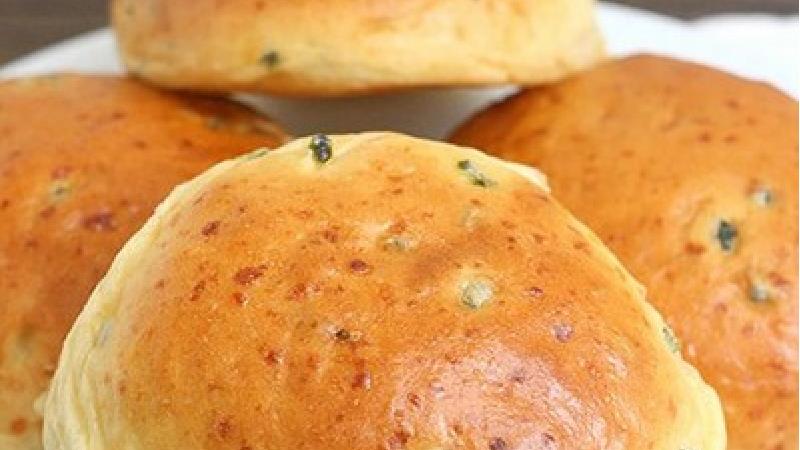 طرز تهیه نان مغزدار پنیری؛ خانگی و خوشمزه