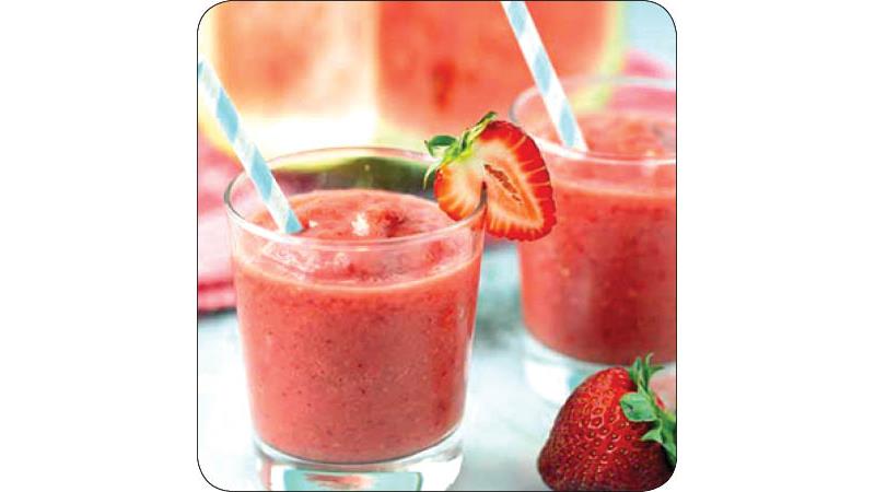 طرز تهیه اسموتی هندوانه با موز، توت فرنگی و نعناع