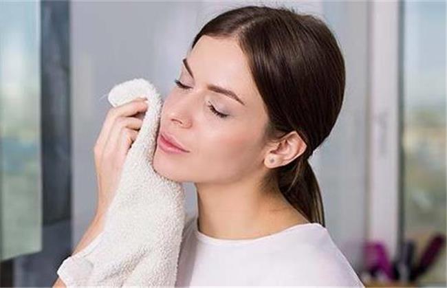 بهترین پاک کننده های آرایش صورت؛ طبیعی و خانگی