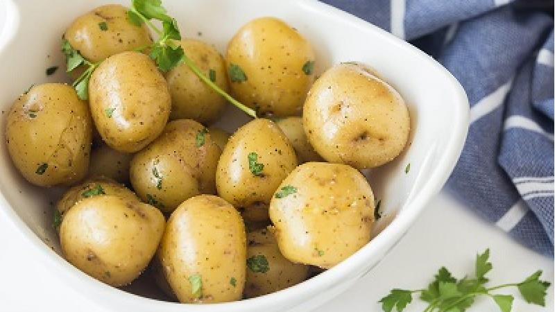 بهترین روش برای آب پز کردن سریع سیب زمینی