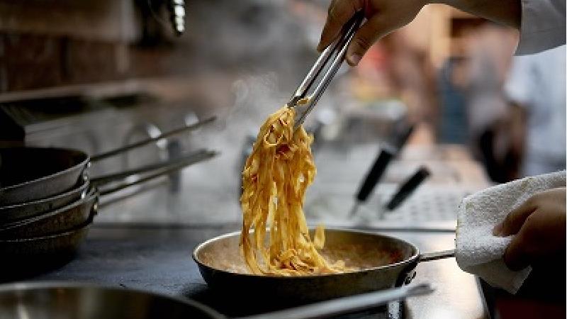 طرز تهیه 4 نوع اسپاگتی خوشمزه: بلونز، سبزیجات،  مرغ و سوسیس