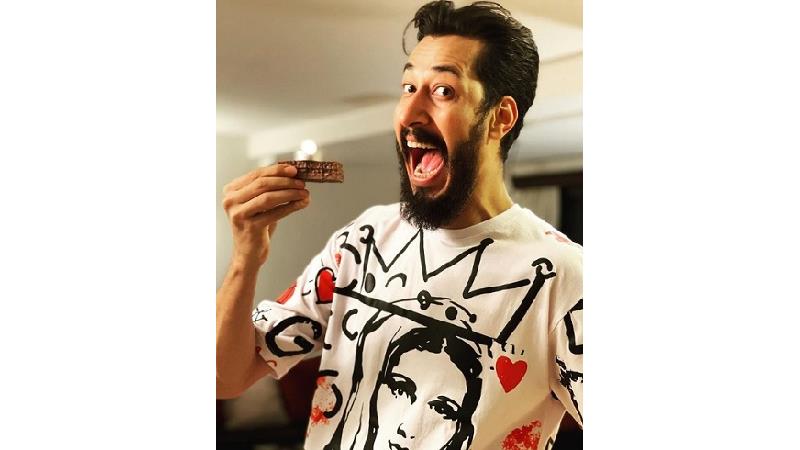 بهرام افشاری؛ از دستفروشی تا سلبریتی شدن