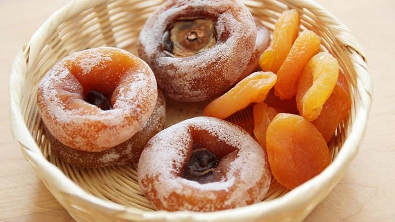 طرز خشک کردن خرمالو در فر، روی بخاری و 2 روش دیگر