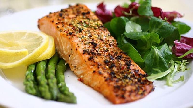 به ماهی چه ادویه‌ای بزنیم تا خوشمزه‌تر شود