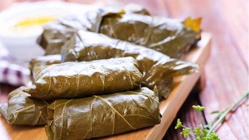 طرز تهیه دلمه برگ مو با سس مخصوص + سبزی های مورد نیاز