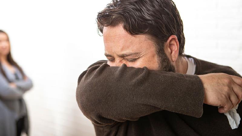 فواید و ضررهای عطسه کردن از نگاه طب سنتی