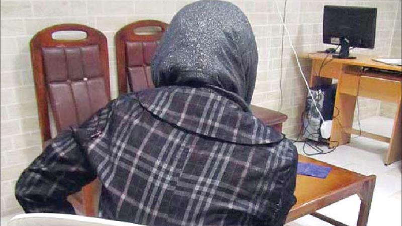 دختر فریب خورده با پای خودش به خانه شیطانی رفت