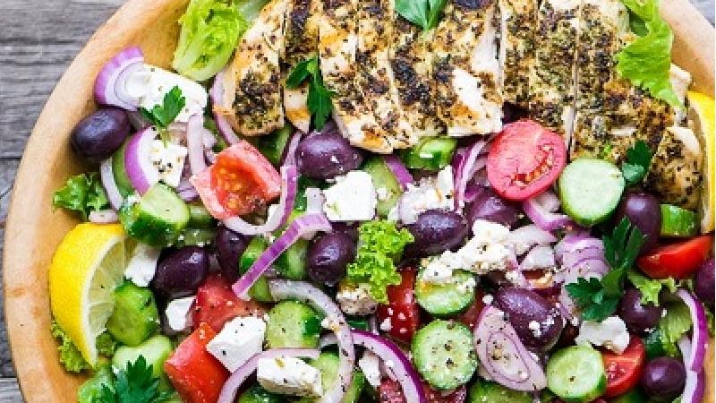 طرز تهیه سالاد مرغ یونانی برای شام