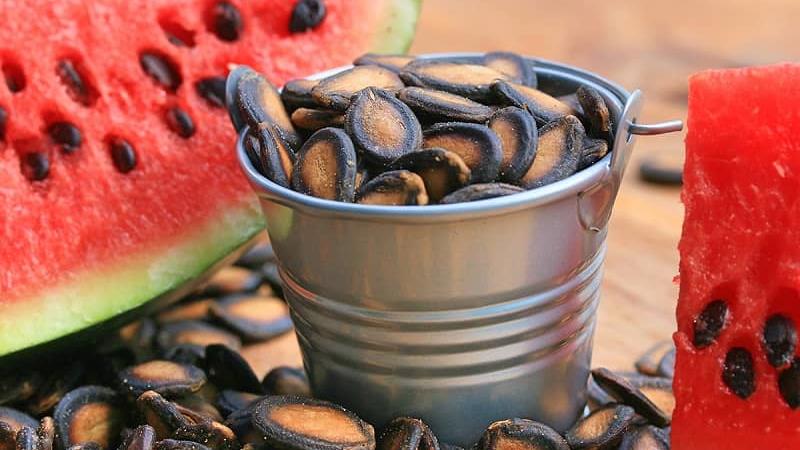 تخمه هندوانه را چطور بو بدهیم