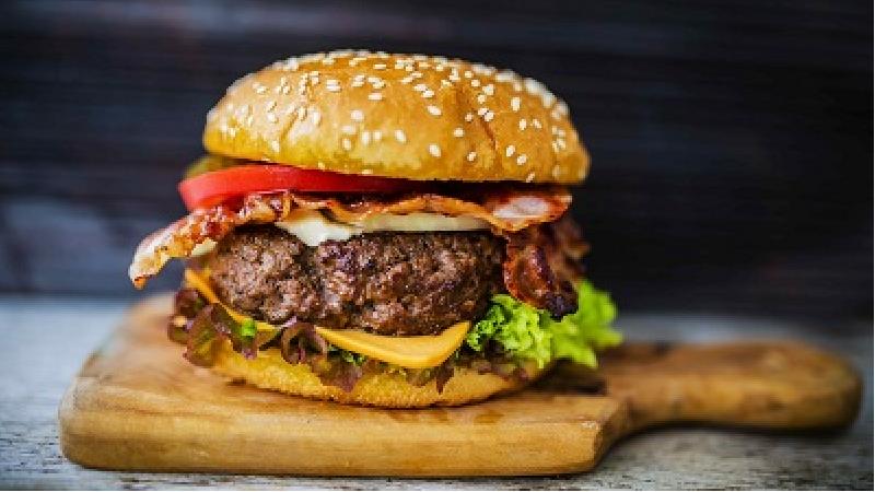 روش درست کردن همبرگر خانگی با گوشت چرخ کرده