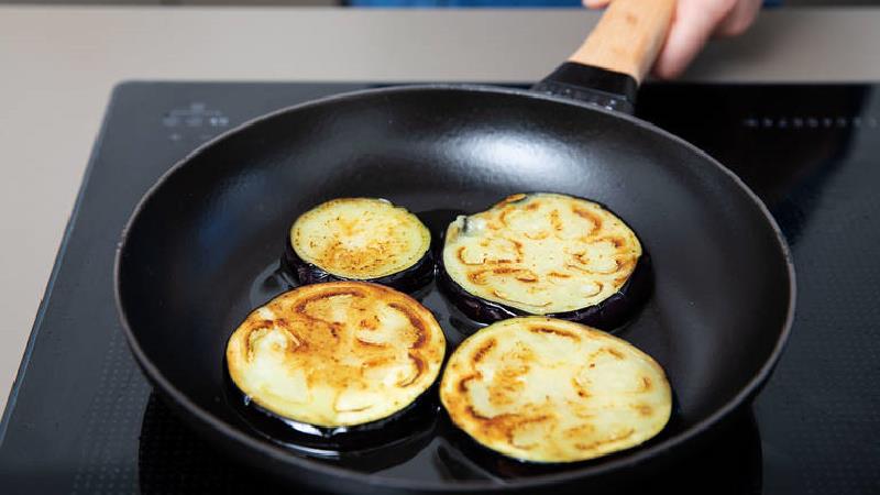 بهترین روش‌ ها برای سرخ کردن بادمجان با روغن کم