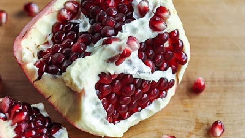 پوست انار چه خاصیتی دارد؛ از پوست و مو تا قلب و استخوان