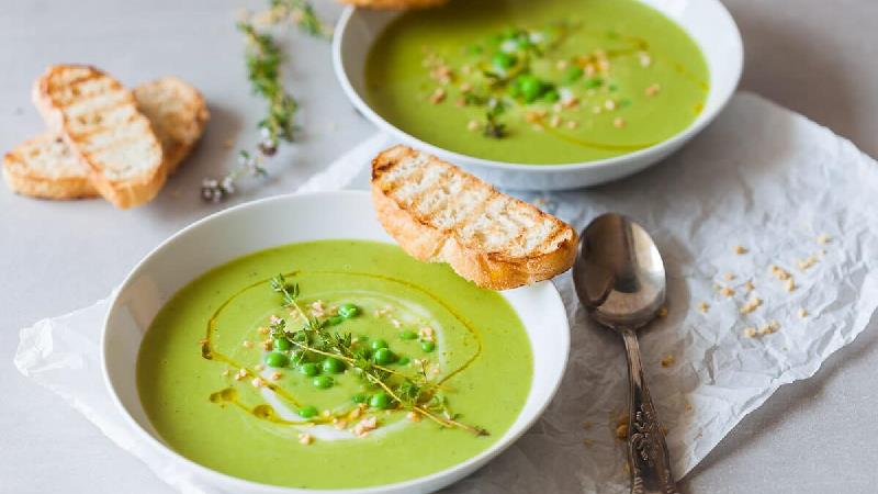 طرز تهیه سوپ نخود فرنگی رژیمی با هویج و مرغ