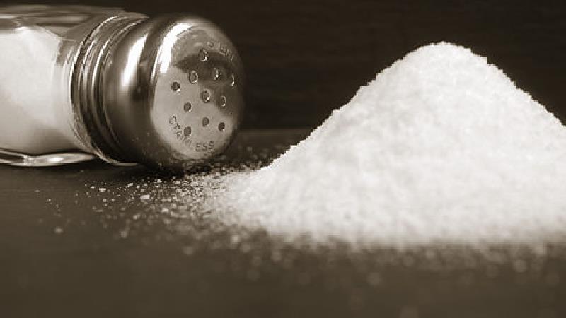 ریشه ضرب المثل نمک خوردن و نمکدان شکستن