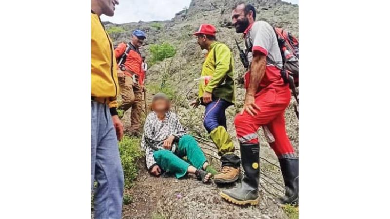 نجات معجزه ‌آسای زن 80 ساله در کوهستان