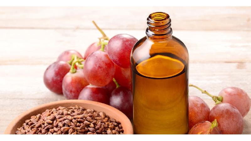 روغن هسته انگور برای چی خوب است؛ از پوست و مو تا دور چشم