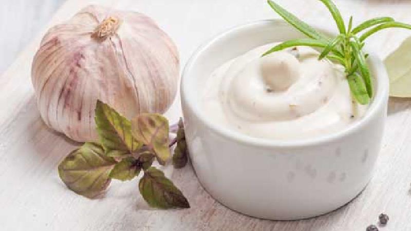 طرز تهیه سس سیر خانگی به سبک رستوران ها