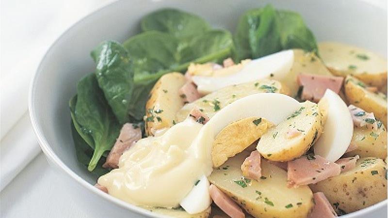 طرز تهیه سالاد سیب زمینی با ژامبون