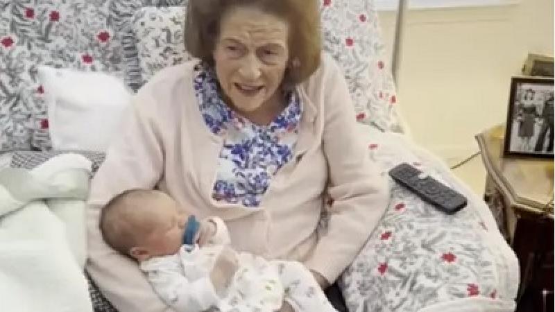 ماجرای شگفت انگیز تولد صدمین نوه مادربزرگ 99 ساله
