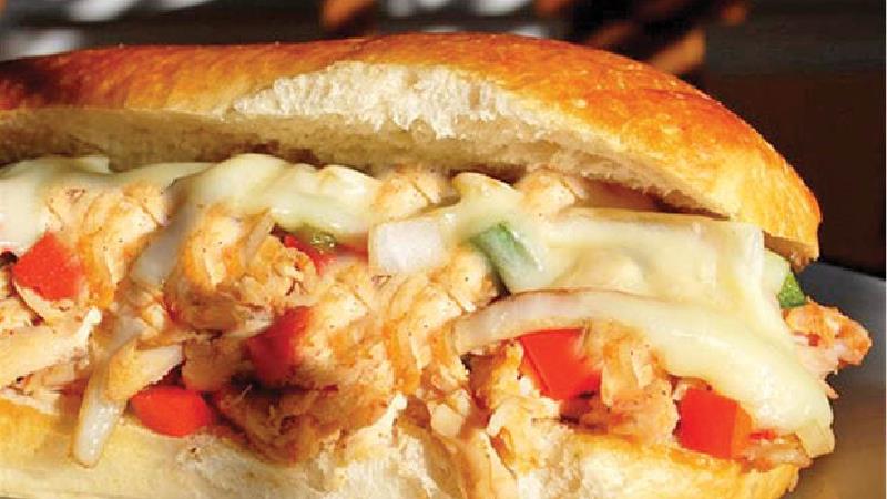 طرز تهیه ساندویچ فیله سوخاری با سس مخصوص