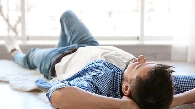 خوابیدن روی زمین، تشک نرم یا سفت؛ کدام بهتر است