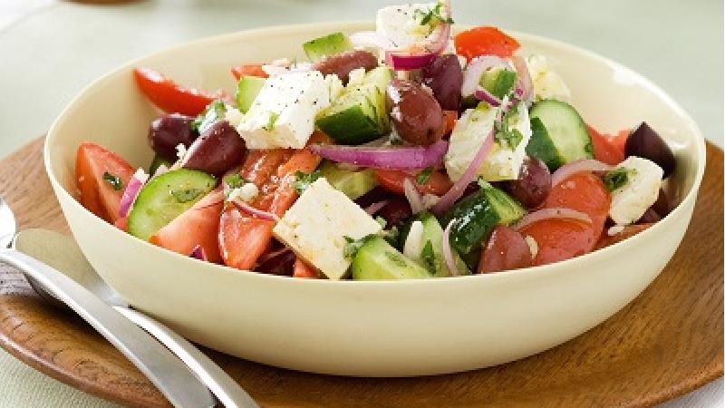 سالاد یونانی رژیمی؛ طرز تهیه کامل