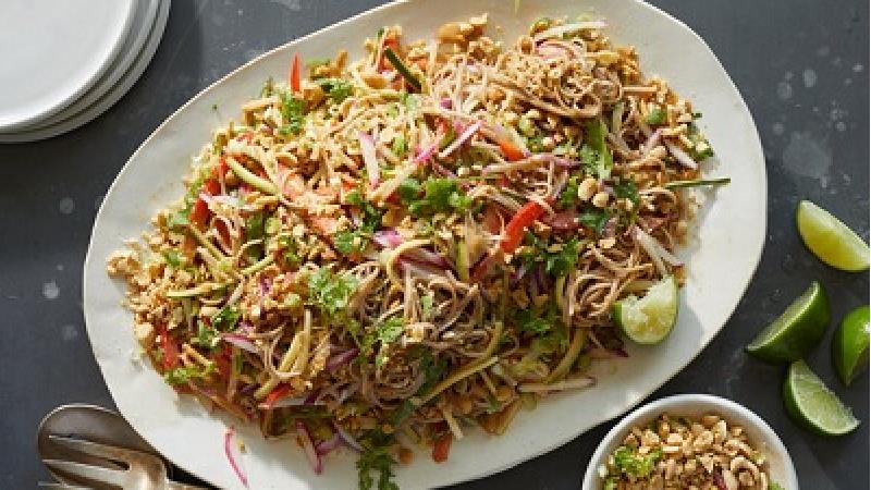 طرز تهیه سالاد رشته ‌فرنگی با سینه مرغ