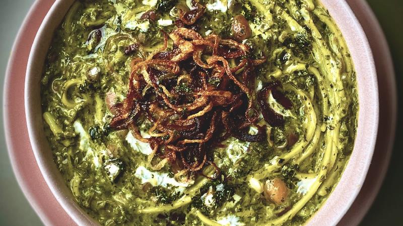 طرز تهیه آش رشته رستورانی با سبزی خشک