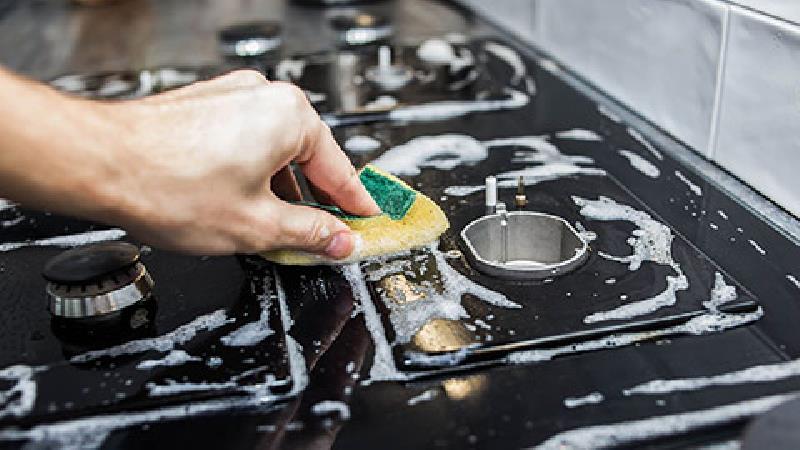 ترفندهای پاک کردن چربی از روی گاز و کابینت