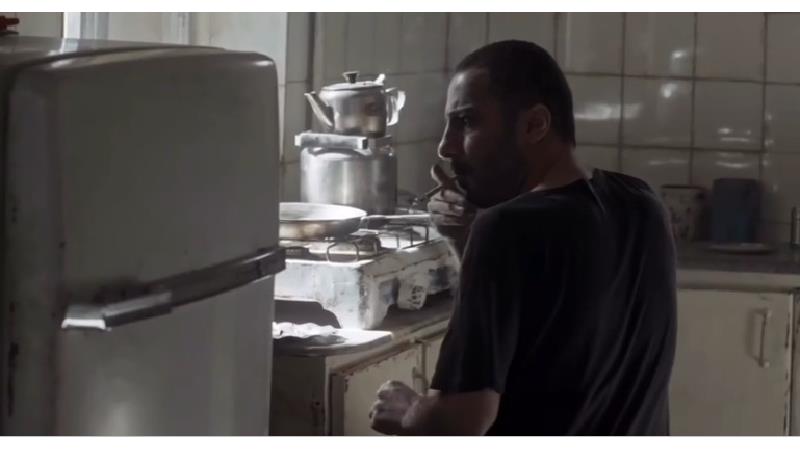 خلاصه داستان و نقد فیلم شب، داخلی، دیوار