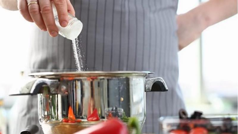 ترفندهایی برای استفاده کمتر از نمک در آشپزی