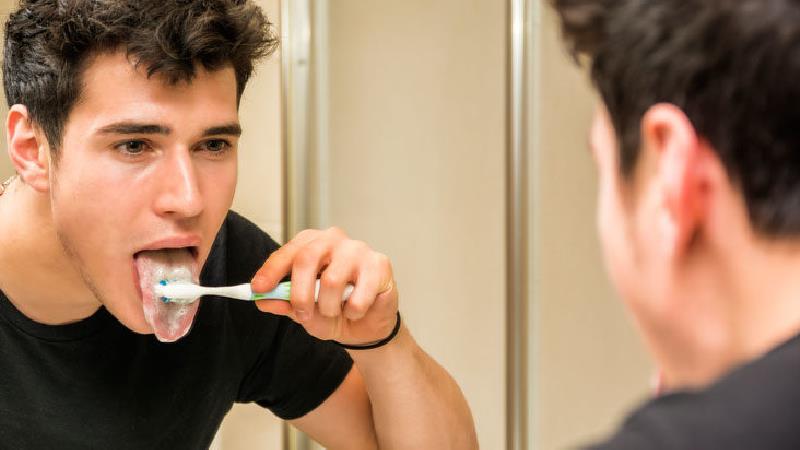 آیا باید زبان خود را مسواک بزنیم