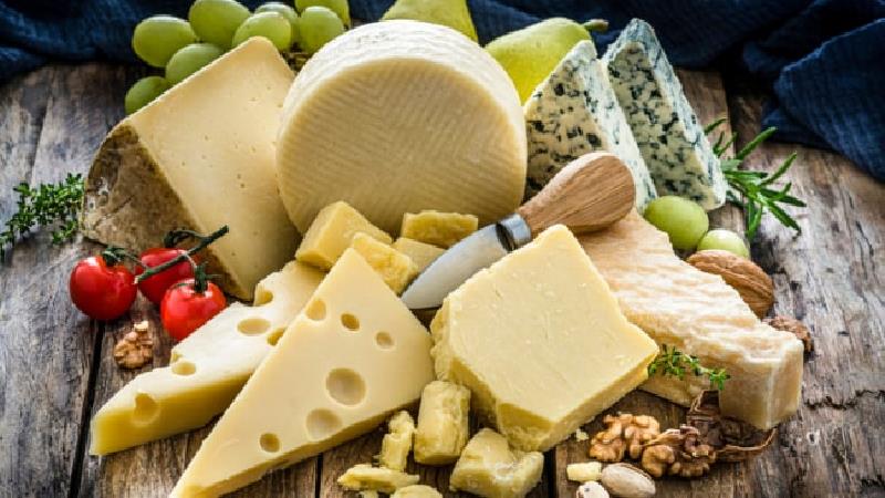 خوردن پنیر چه خاصیت هایی دارد؛ از کنترل وزن تا فشار خون
