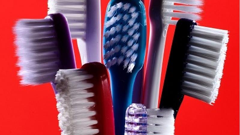 چگونه مسواک را تمیز کنیم؛ روش اصولی و دقیق