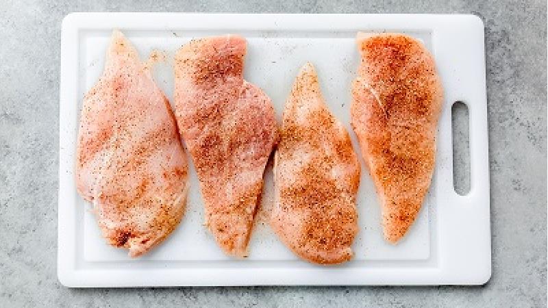 ترفندی ساده برای مزه دار کردن مرغ