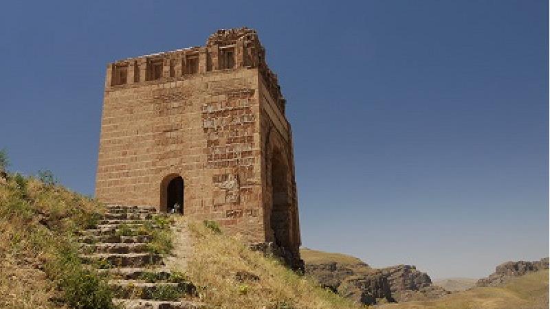 قلعه ضحاک کجاست و تاریخچه آن چیست