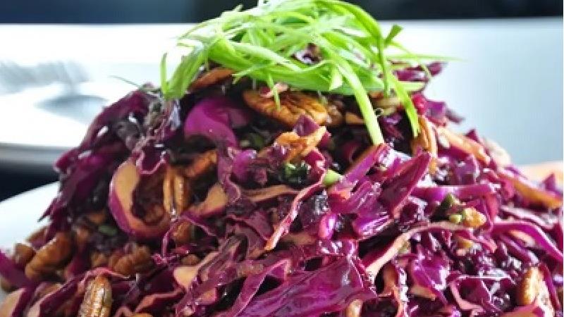 طرز تهیه سالاد اندونزی با کشمکش برای مهمانی