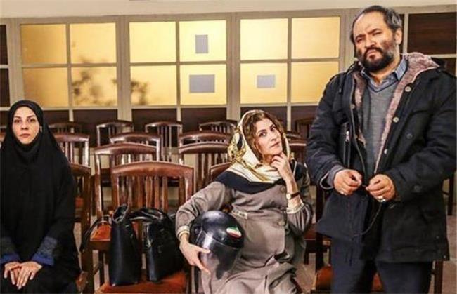 نقد فیلم چپ، راست؛ کمدی نه چندان راضی کننده