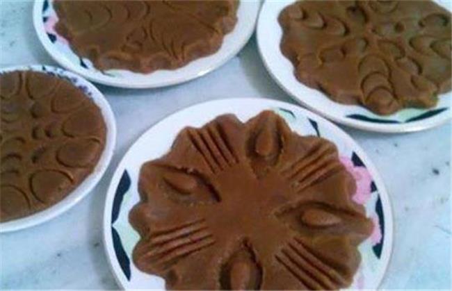 فیلم آموزش پخت حلوای خرما با آرد گندم