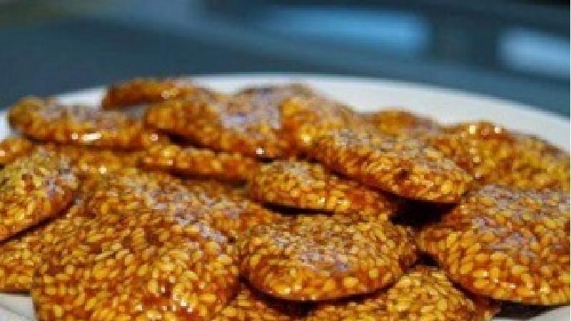 طرز تهیه سوهان عسلی کنجدی در خانه